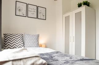 Welcoming 5 Bedroom House - Conveinent Location - Free Parking, Fast WiFi and Smart TV by Tejza Property - 2