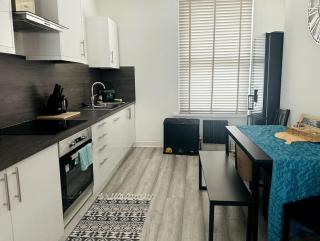 Luxe Living Family Home - Beach, Wifi, Parking - 2