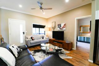 Sterling House Spacious Deck BBQ Pet Friendly - Dubbo - 3