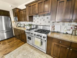 2744 The Cove! Modern Luxury Townhome with Hot Tub, Pool, and Shuttle to the Slopes! home - Park City - 4