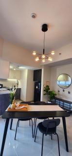 Spacious 68 sqm Family Suite with Laundry Room across Uptown Mall & Mitsukoshi Mall Free Parking - Manila - 9