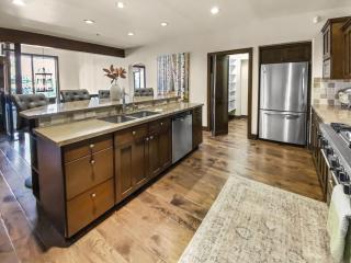 2744 The Cove! Modern Luxury Townhome with Hot Tub, Pool, and Shuttle to the Slopes! home - Park City - 2
