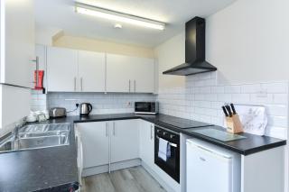 Charming 2-Bed Home with Parking - - 7
