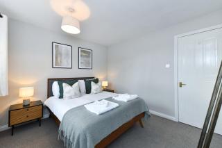 Charming 2-Bed Home with Parking - - 0