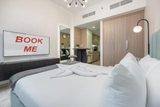 Elegant Studio Room Near Business Bay Modern Comfort with Balcony Views - Dubai - 3