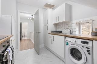 Crystal Palace Stylish Gem Slp 4 Next to Transport - 9