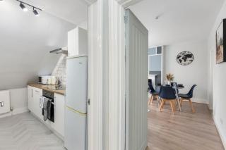 Crystal Palace Stylish Gem Slp 4 Next to Transport - 5