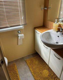 Homely 6 Berth Caravan In Essex At St Osyth Beach Holiday Park Ref 28021Gc - 2
