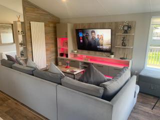 Bay Tree Lodge: Lakeside lodge w/hot tub & cinema surround sound - Woodhall Spa - 5