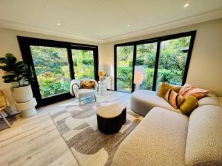 StayatSas Pippa grote omheinde tuin, gebruik van zwembad, stijlvol ingericht, middenin het bos met veel privacy, restaurant op park - 3