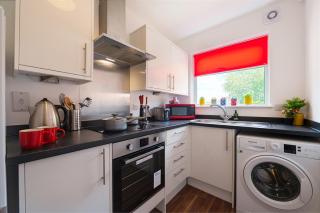 Spacious and Bright 2 Bedroom Apartment, Sleeps 6, 1st Floor with Free Parking, Business and Leisure by Jesswood Properties - Hinckley - 3