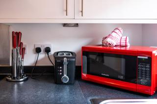 Spacious and Bright 2 Bedroom Apartment, Sleeps 6, 1st Floor with Free Parking, Business and Leisure by Jesswood Properties - Hinckley - 2