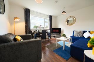 Spacious and Bright 2 Bedroom Apartment, Sleeps 6, 1st Floor with Free Parking, Business and Leisure by Jesswood Properties - Hinckley - 0