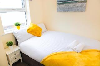 Newly Launched 3 Bedroom House with Free Parking - Litherland - 5