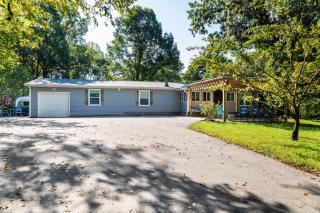 Franklin 4BR Escape, BBQ, Fire Pit, Sleeps 15 - 4