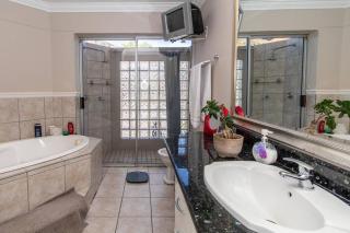 Comfortable & Spacious 5 Bed Home in Ave Normandie - Cidade Do Cabo - 2