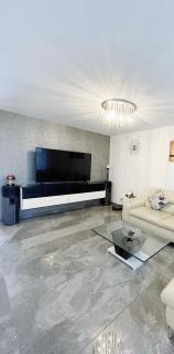 Luxury Wohnung mit Großem Bett und Schlafsofa Luxuriös Ausgestattet mit schöne Terrasse und Garten! - 3