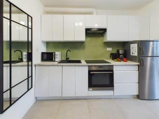 Atmospheric Studio for 3 People in Warsaw with Desk for Remote Work by Noclegi Renters - Warsaw - 8