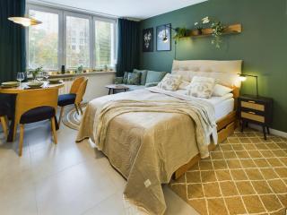Atmospheric Studio for 3 People in Warsaw with Desk for Remote Work by Noclegi Renters - Warsaw - 4