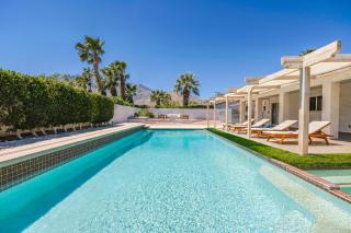 Spacious home with pool, fireplace, outdoor deck - Palm Springs - 0