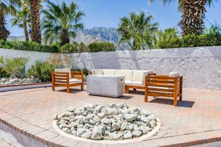 Spacious home with pool, fireplace, outdoor deck - Palm Springs - 7