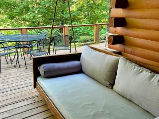 Sophie's Choice Secluded Luxury Log Cabin, Hot Tub, Pool Table, Fire Pit, Close to Town - 1