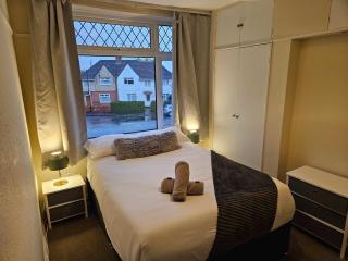 Spacious 5-Bed Home with Parking,WiFi & Self Check-In - Bristol - 3