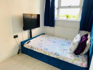 New-built En-suit room with Large TV Power shower - 3