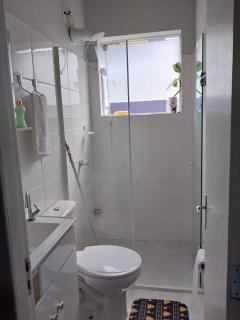 AP com cama King size e 2 colchão no chão e Internet no centro de Blu - Blumenau - 1