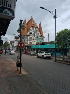 AP com cama King size e 2 colchão no chão e Internet no centro de Blu - Blumenau - 7