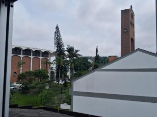 AP com cama King size e 2 colchão no chão e Internet no centro de Blu - Blumenau - 3