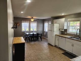 A spacious getaway on Orchard Island - Russells Point - 4