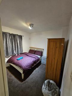 London Serviced Accommodation x RM10 x DM 4 Weekly x Monthly Deals x Sleeps 10 x FREE Parking x FREE Wifi E - Dagenham - 9