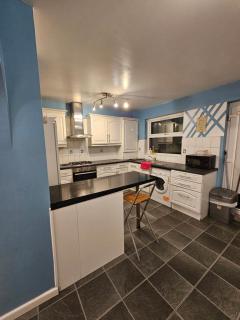 London Serviced Accommodation x RM10 x DM 4 Weekly x Monthly Deals x Sleeps 10 x FREE Parking x FREE Wifi E - Dagenham - 2