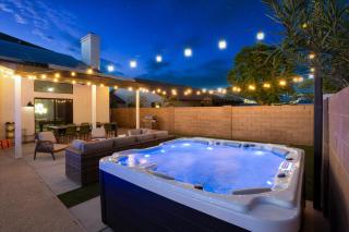 Glendale Nights - Pool Hot Tub Put Put Foosball - Glendale - 4