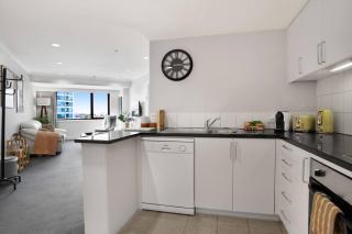 Luxurious Apt with Rooftop Pool Gym Tennis Carpark - Auckland - 2