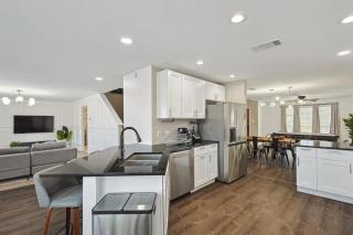 Modern Comforts & Classic Charm w Pool 5BD - 7