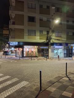 AP com cama King size e 2 colchão no chão e Internet no centro de Blu - Blumenau - 8