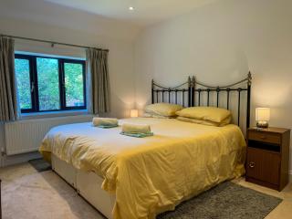 New! Double Driveway, Large Garden Sleeps 4 Book Now! - Hildenborough - 8