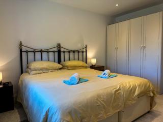 New! Double Driveway, Large Garden Sleeps 4 Book Now! - 7