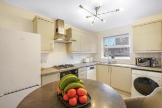 Aylesbury 3BR Home, Sleeps 5,Ideal for Families & Contractors Homely Stay - 4