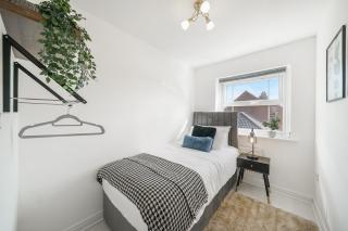 Aylesbury 3BR Home, Sleeps 6, Families and Contractors Homely Stay - 9