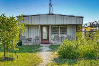 Dog-Friendly Guest House on Horse Ranch in Azle! - Azle - 9