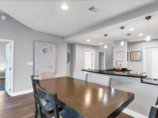 Luxury 1260sq ft 2 Bd 2BTH in DT - 4