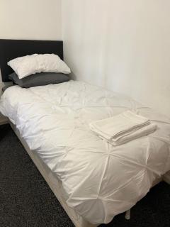 2 Bed Townhouse, Sleeps 5, Close to Manchester City Centre - 3