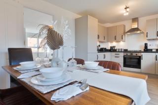 Modern Spacious House with Free Parking & Garden - Sleeps 6 - Perfect for Contractors & Families - 1