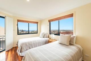 Corona Del Mar - Crown of the Sea - Yamba - 7