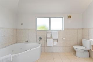 Sun and Swim - Lake Taupo Holiday Home - 3