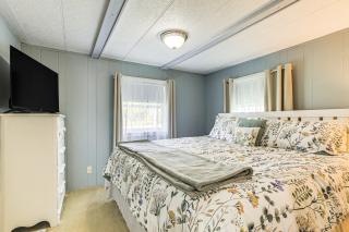 Lake Views and Fireside Bliss Cecil Cottage with Yard - Shawano - 1