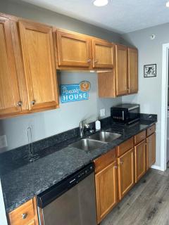 Cozy condo with no stairs, and arcades! 5 beds - 4